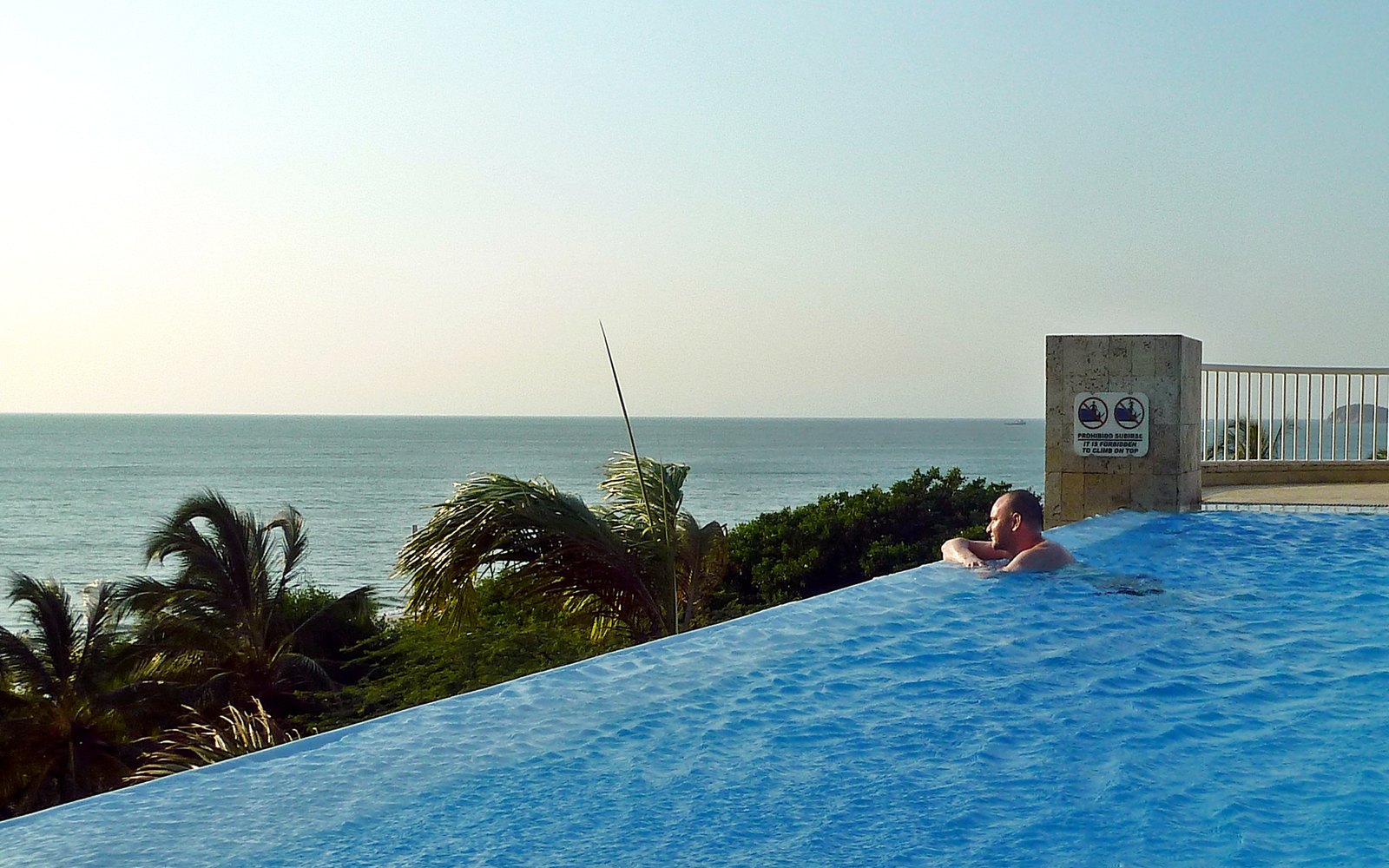 Tropical Sunset Beach Apartment Hotel