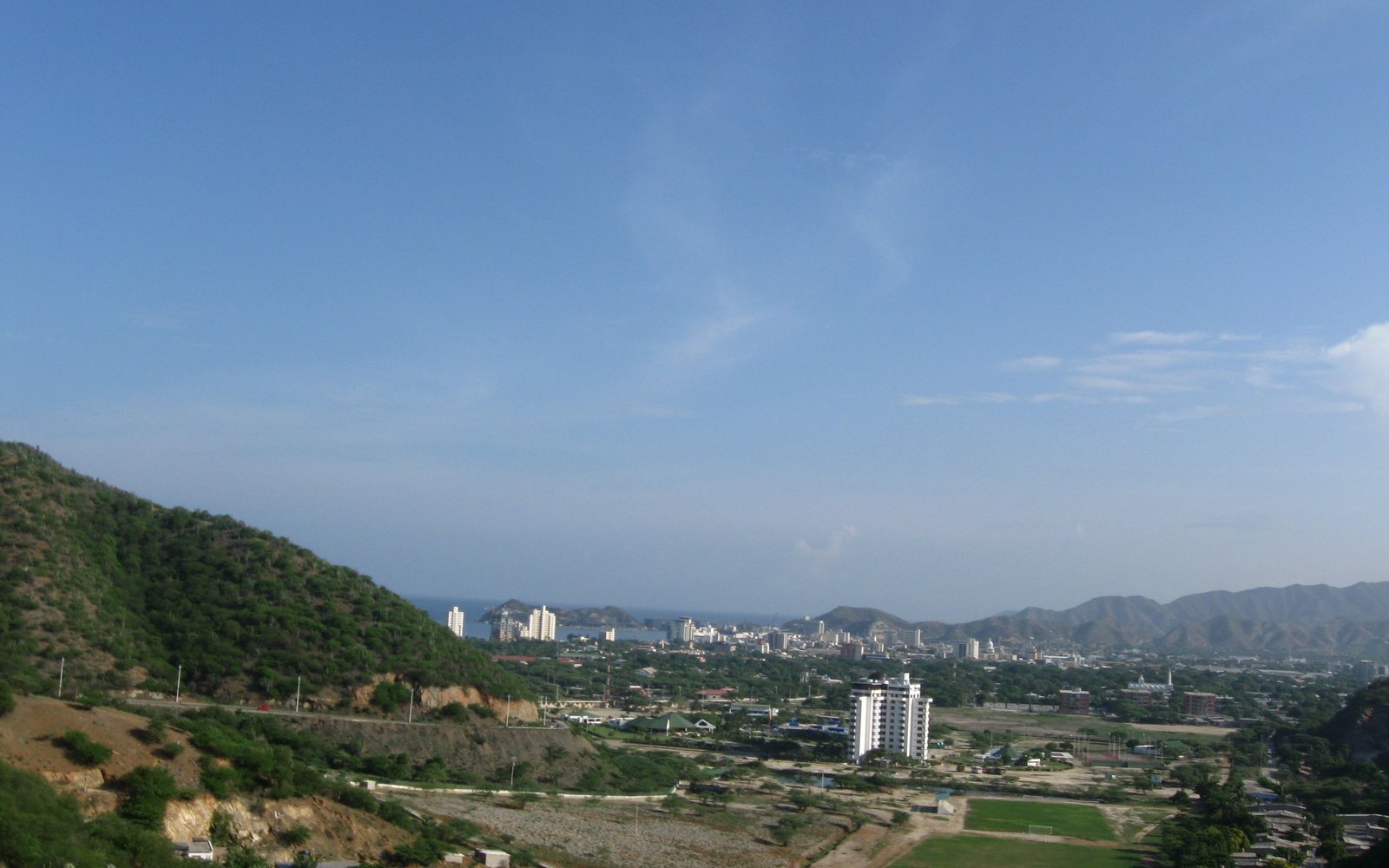 Colonial Villa with Rooftop Pool, Santa Marta Centre