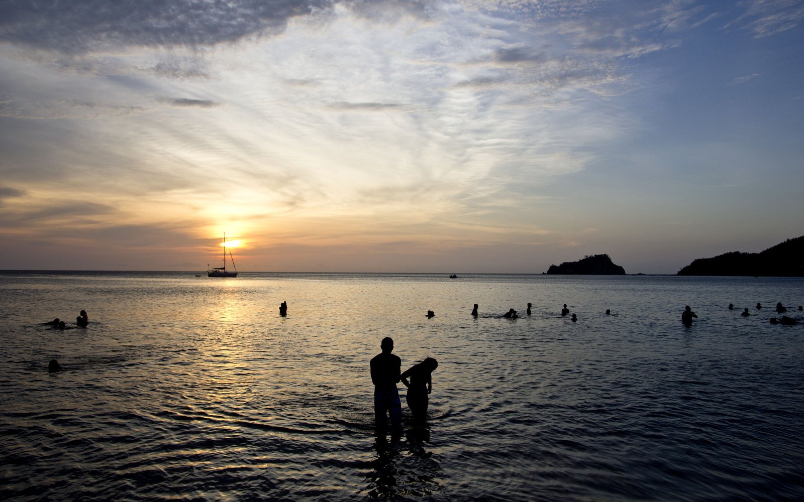 Beachfront 3BR Condo with Jacuzzi, Santa Marta