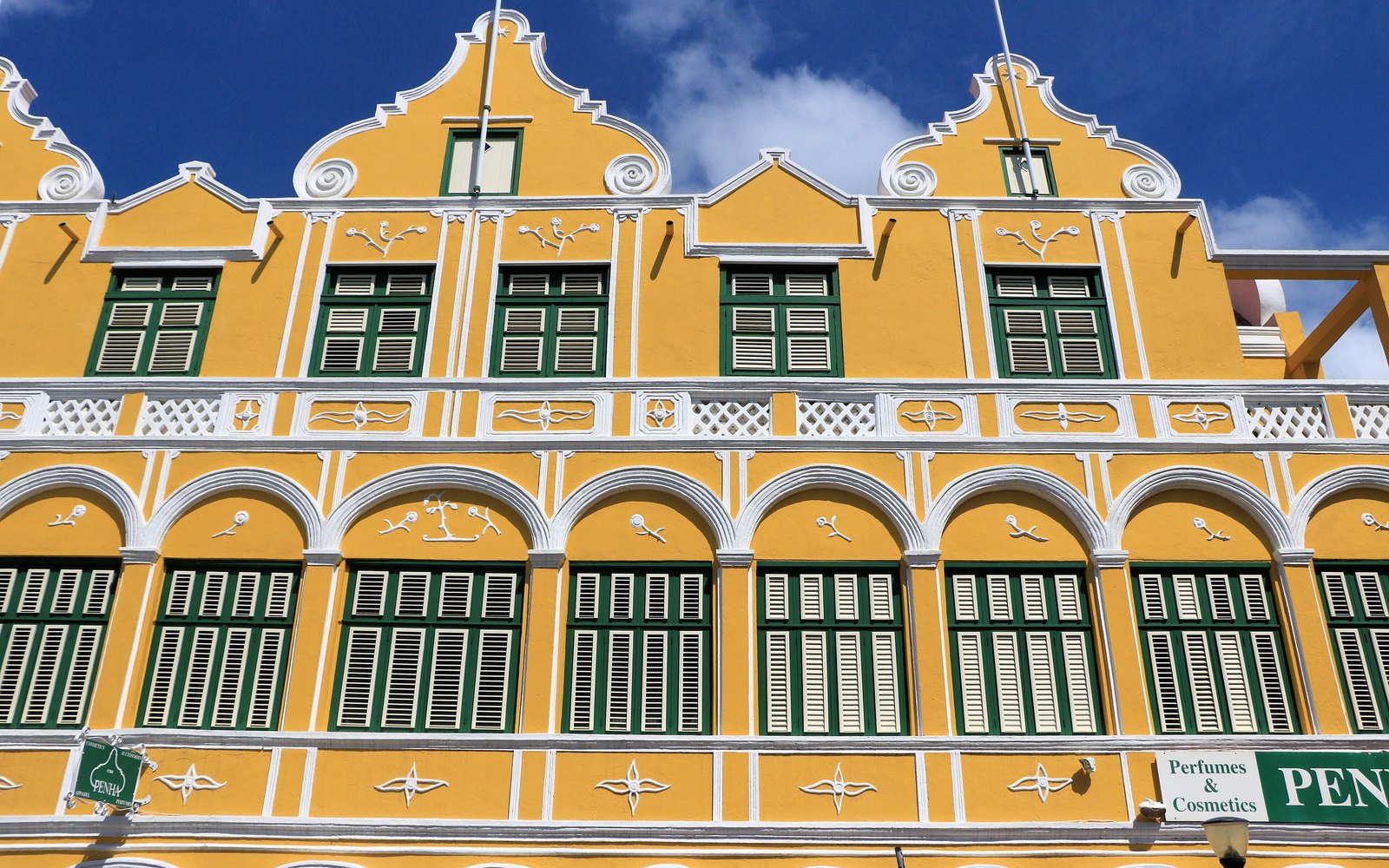 Artistic Townhouse at Wilhelmina Square (Coral & Coco)
