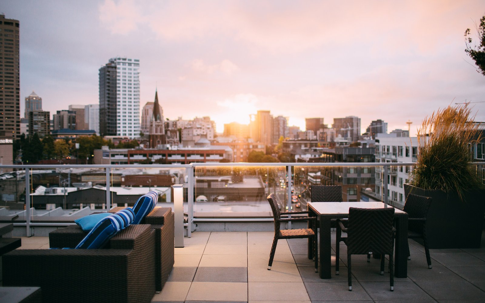 Genesis 2-Bedroom Apartment with Rooftop Pool, Kingston